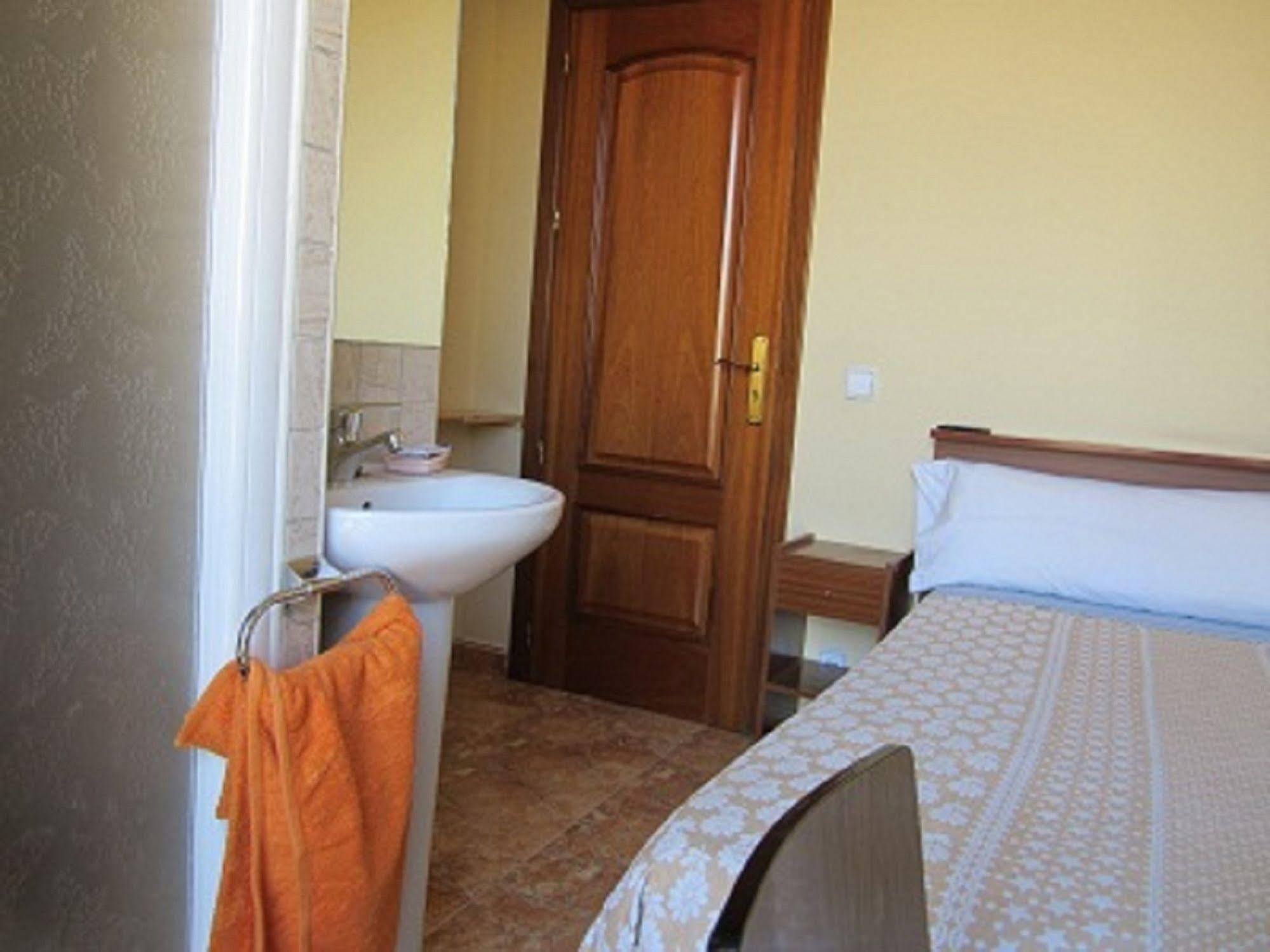 Pension Mollo Madrid Exterior foto