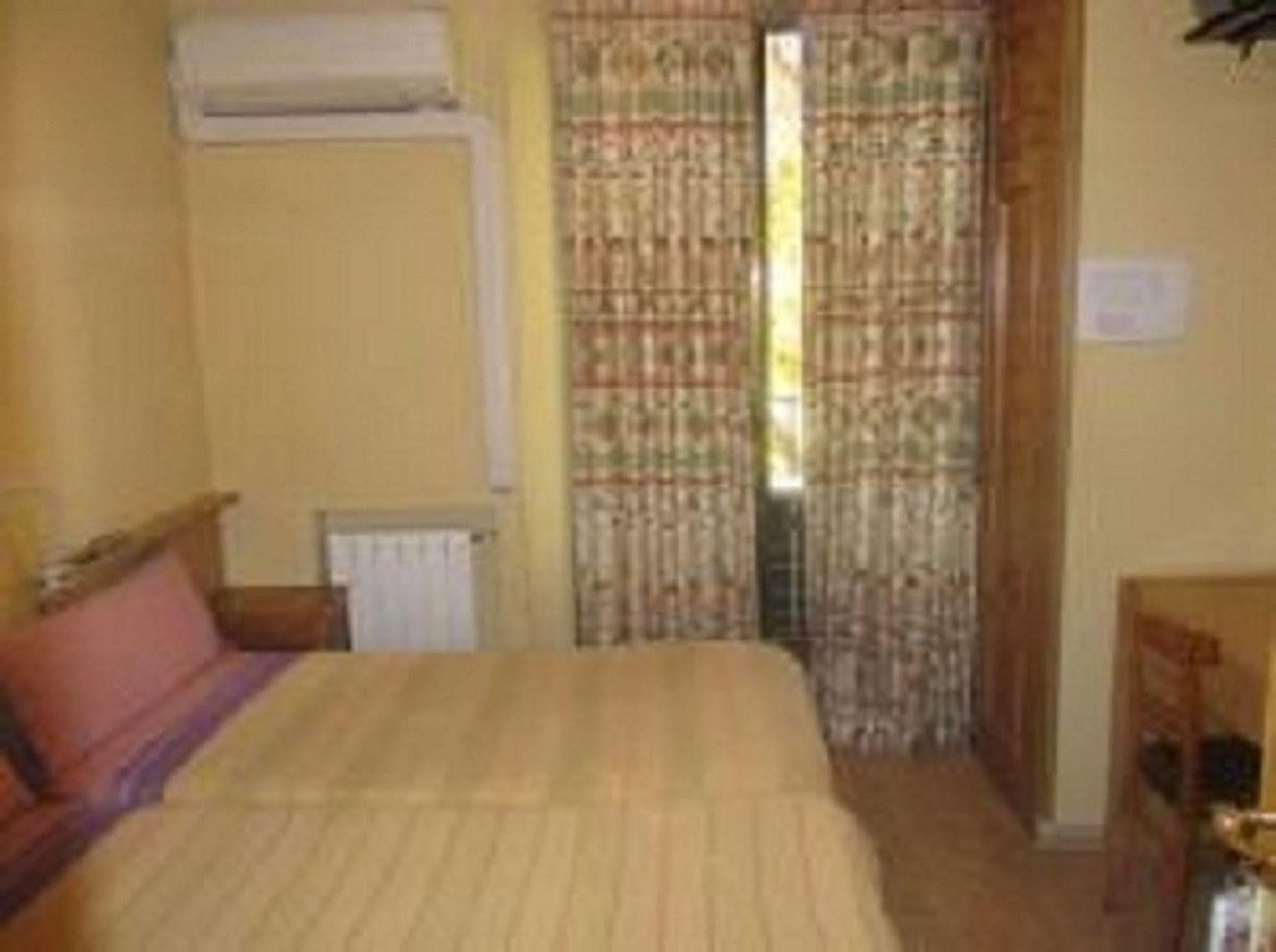 Pension Mollo Madrid Exterior foto